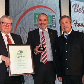 Best New Product Development Award, Winner: The Chicken Egg - L-R: Category partner Arthur Pynenburg of Treif UK, award winner Paul Turner of Alf Turner & Sons and host John Torode.