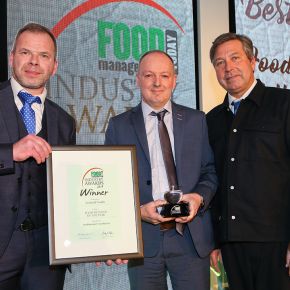 Food Retailer Of The Year Award, Winner: Iceland Foods - L-R: Category partner Tom Spelman of Abachem Engineering Ltd, award winner Keith Dixon of Iceland Foods and host John Torode.